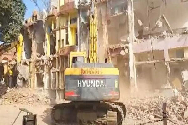 बिलासपुर में बड़ी कार्रवाई: 100 साल पुराने मिशन अस्पताल पर चला बुलडोजर