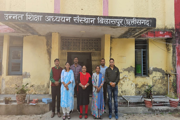 इंग्लिश व्याख्याताओ ने इंस्टिट्यूट ऑफ़ एडवांस स्टडीज इन एजुकेशन