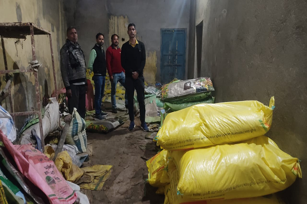 उर्वरक नियंत्रण आदेश का उल्लंघन, झूलेलाल कृषि सेवा केंद्र में खाद बिक्री प्रतिबंधित