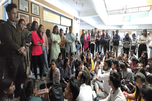 गैर-मान्यता प्राप्त कोर्स संचालन के विरोध में NSUI ने घेरा रावतपुरा विश्विद्यालय