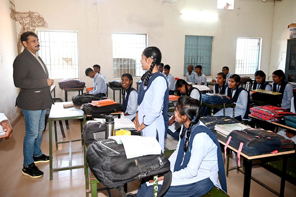 कलेक्टर श्री गोपाल वर्मा ने विद्यार्थियों को दिए सफलता के टिप्स, शिक्षकों को बेहतर शिक्षण के सुझाव दिए