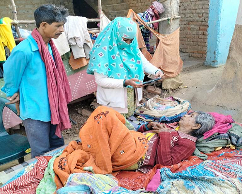 बंगोली की 80 वर्षीय घासनीन बाई के घर पहुंचकर किया गया पंजीयन