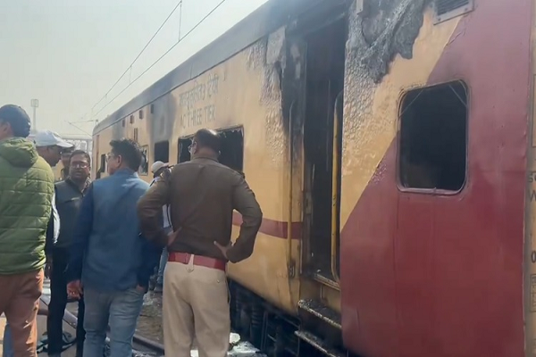 स्टेशन में खड़ी ट्रेन में लगी आग, एक बोगी खाक...