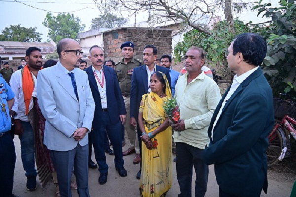 राज्यपाल ने ग्राम सुंदरा में प्रधानमंत्री आवास योजना ग्रामीण के अंतर्गत निर्मित भवन का किया अवलोकन