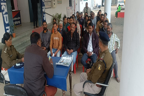 राष्ट्रीय सड़क सुरक्षा माह के अवसर पर जिले में वाहन चालकों को किया गया जागरूक