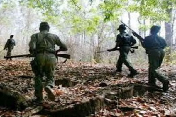 बीजापुर के घने जंगलों में मुठभेड़ जारी, तीन नक्सली ढेर