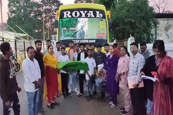 राज्य स्तरीय युवा महोत्सव : राज्य महिला आयोग की सदस्य ने हरी झंडी दिखाकर किया रवाना