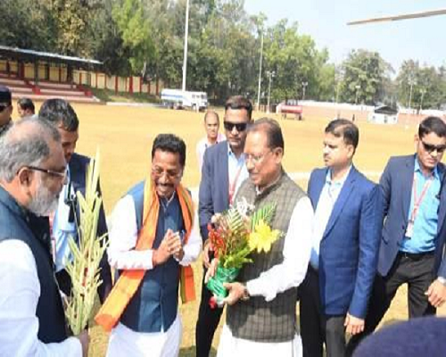 मुख्यमंत्री साय का जनप्रतिनिधियों व अधिकारियों ने किया आत्मीय स्वागत