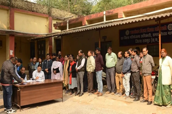 सुबह-सुबह ऑफिस पहुंचे कलेक्टर, कर्मचारियों की ली अटेंडन्स...