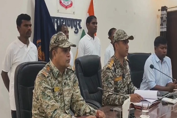 ताड़मेटला कांड में शामिल नक्सली कमांडर समेत 4 नक्सलियों ने किया आत्मसमर्पण