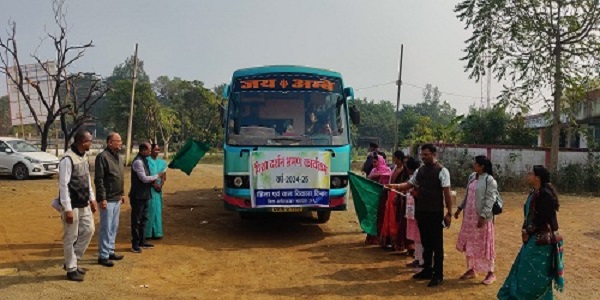 स्व सहायता समूह की महिलाओं को दिशा भ्रमण हेतु हरी झंडी दिखाकर किया गया रवाना
