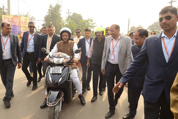 मुख्यमंत्री श्री साय ने हेलमेट लगा चलायी बाईक, सड़क सुरक्षा का दिया संदेश