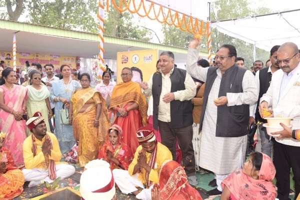 परिणय सूत्र में बंधे 366 जोड़े, जनप्रतिनिधियों ने दिया आशीर्वाद