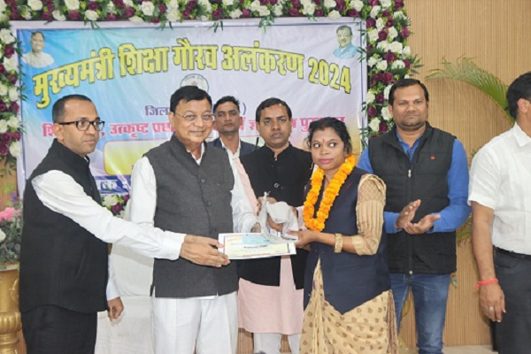 श्रम मंत्री लखनलाल देवांगन ने मुख्यमंत्री शिक्षा गौरव अलंकरण 2024 के शिक्षकों का किया सम्मान