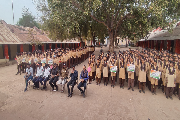 यातायात जागरूकता अभियान: स्वामी करपात्री जी स्कूल में छात्राओं ने नुक्कड़ नाटक के माध्यम से दी यातायात सुरक्षा की सीख  