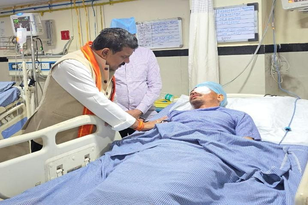 नक्सली हमले में घायल जवानों से मिले डिप्टी सीएम शर्मा