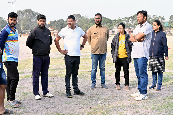 4 बड़ा सर्व सुविधा युक्त बैडमिंटन ग्राउण्ड बनेगा -आयुक्त ने किया स्थल निरीक्षण।