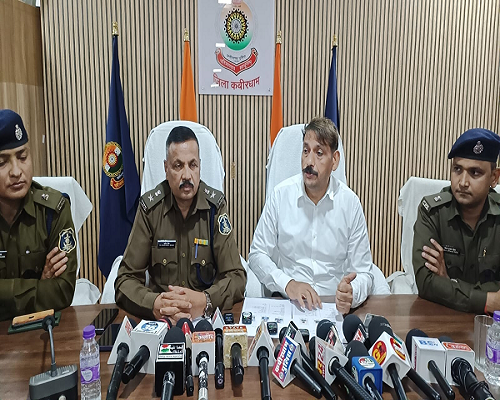 "नई पुनर्वास नीति का असर: 10 लाख के इनामी नक्सली दंपत्ति ने कबीरधाम पुलिस के समक्ष किया आत्मसमर्पण"