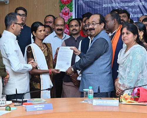 डिप्टी सीएम साव ने कोरबा में भूस्वामियों को वितरित किए स्वामित्व प्रमाणपत्र