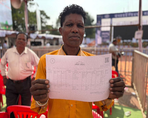 स्वामित्व कार्ड पाकर भूमि मालिकों के चेहरे खिले