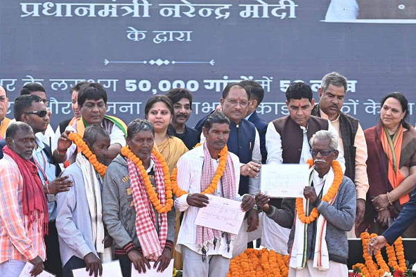 सीएम साय ने महासमुंद जिले के 10 हजार लाभार्थियों को सौंपे स्वामित्व कार्ड