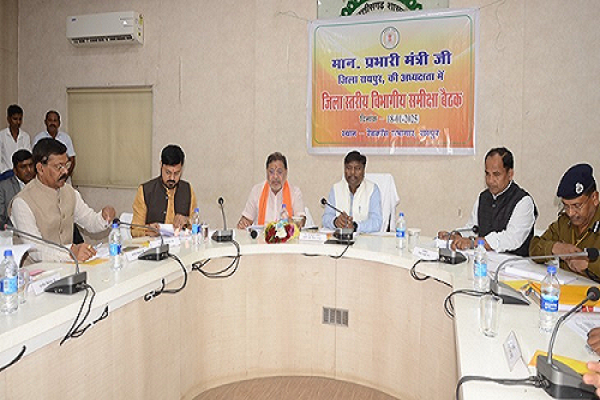 प्रशासन संवेदनशीलता के साथ करें कार्य, जनता को शासकीय योजनाओं का दें लाभ: मंत्री कश्यप