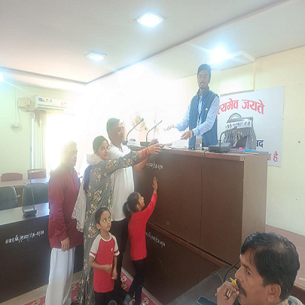 6 वार्डो का नामांकन पत्र लिया किसी एक वार्ड से लड़ेंगे पार्षद का चुनाव।