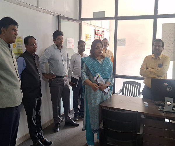 प्रभारी सचिव ने नशा मुक्ति केन्द्र का किया निरीक्षण