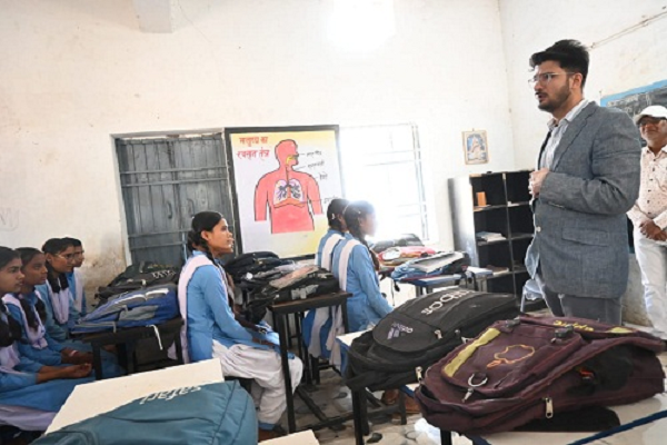 कलेक्टर ने खपराडीह में हेल्थ कैम्प का लिया जायजा और स्कूली बच्चों से की मुलाकात
