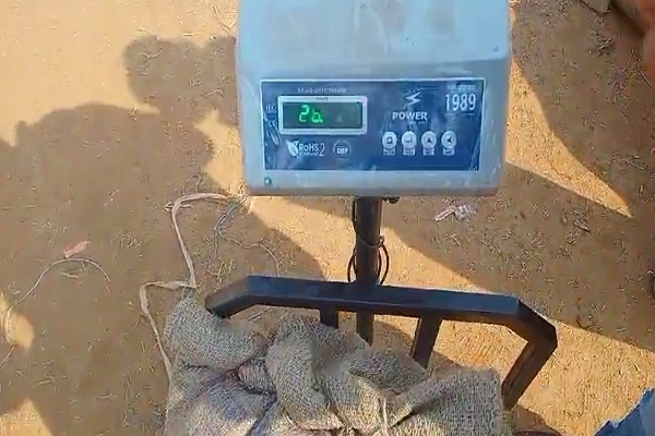 किसानों से 41 किलो धान खरीदकर 26 किलो की लोडिंग...