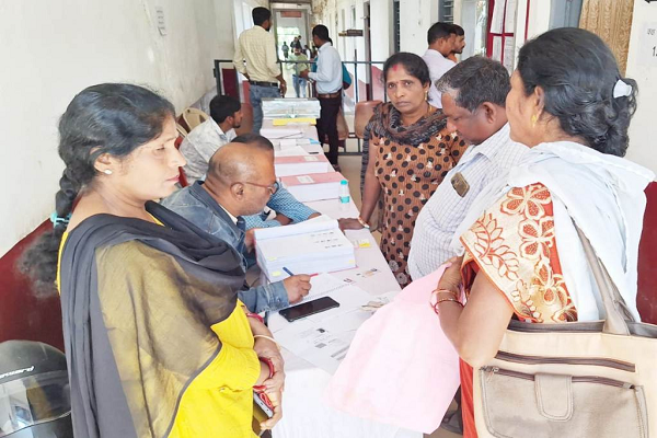 निकाय चुनाव के लिए नामांकन पत्र खरीद रहे सम्भावित अभ्यर्थी