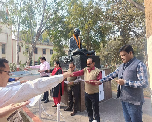 अधिकारी-कर्मचारियों ने ली मतदाता शपथ