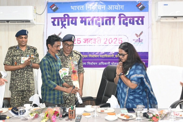 मतदाता जागरूकता के लिए उत्कृष्ट कार्य करने वाले बीएलओ का सम्मान