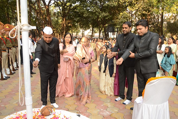 कलेक्टर डॉ गौरव सिंह ने कलेक्टोरेट में किया ध्वजारोहण