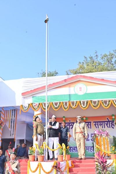 महासमुंद में खाद्य मंत्री दयाल दास बघेल ने किया ध्वजारोहण