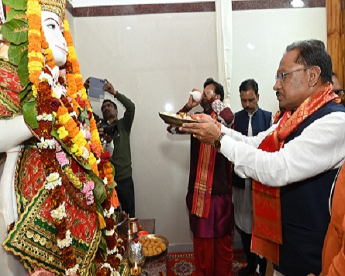 मुख्यमंत्री ने कलेक्टरेट परिसर स्थित दक्षिणमुखी हनुमान मंदिर में पूजा-अर्चना कर प्रदेशवासियों के सुख- समृद्धि की कामना की