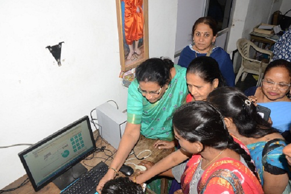 कलेक्टोरेट में बायोमेट्रिक अटेंडेंस सिस्टम से दर्ज हो रही उपस्थिति