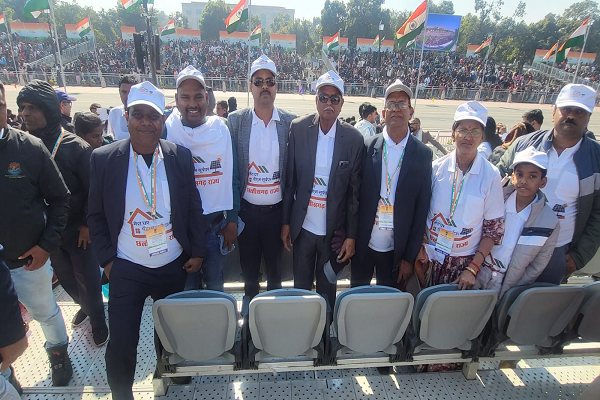 पीएम के आमंत्रण पर पीएम सूर्यघर मुफ्त बिजली योजना के हितग्राहियों ने देखी  गणतंत्र दिवस परेड प्रतिनिधि मंडल को उत्प्रेरक बनने की बधाई  -  भीमसिंह      