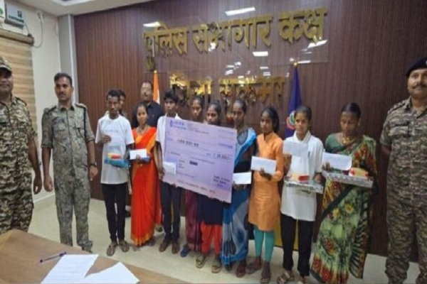 सुकमा में 9 इनामी नक्सलियों ने किया आत्मसमर्पण