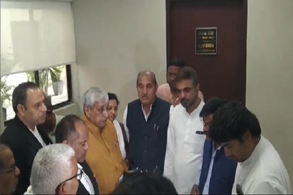  धमतरी महापौर प्रत्याशी के नामांकन रद्द की शिकायत कांग्रेस ने चुनाव आयोग से किया