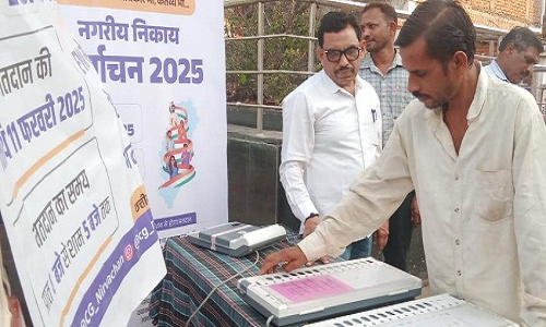 मतदाताओं को ईव्हीएम से मतदान के संबंध किया जा रहा जागरूक