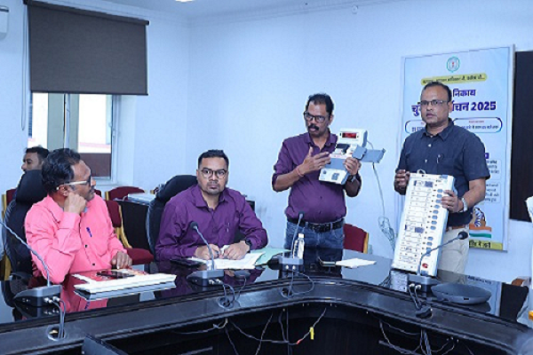 मीडिया प्रतिनिधियों के लिए आयोजित हुआ ईवीएम डेमो प्रदर्शन