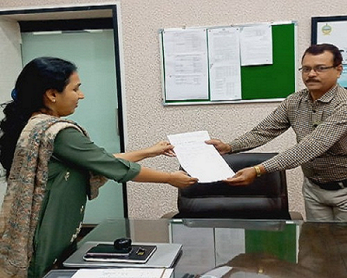 सेवानिवृत्त शासकीय सेवकों को कलेक्टर ने किया पेंशन प्राधिकार पत्र का वितरण