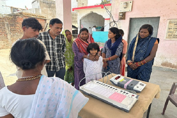 मतदाताओं को जागरूक करने वार्डों में किया जा रहा ईव्हीएम का प्रदर्शन