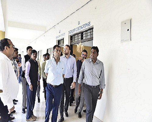 निर्वाचन आयुक्त ने किया स्ट्रांग रूम का निरीक्षण, चुनाव तैयारियों का लिया जायजा