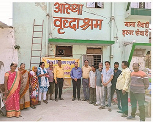 आस्था वृद्धाश्रम में बसंत पंचमी और वृद्धाश्रम के स्थापना दिवस पर मनाया