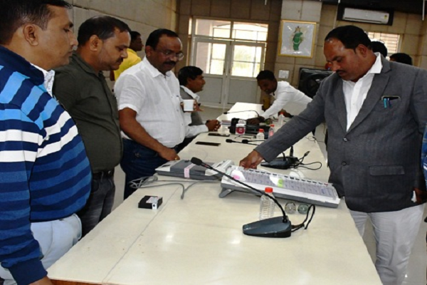 मीडिया प्रतिनिधियों को ईवीएम प्रदर्शनी के माध्यम से दी गई मतदान प्रक्रिया की जानकारी