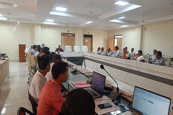 राजनीतिक दलों की उपस्थिति में हुआ ईवीएम का रेंडमाइजेशन