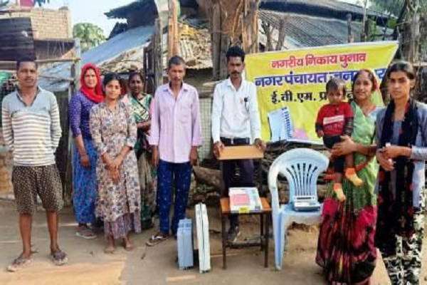 जनकपुर के वार्ड क्रमांक 02 में मतदाताओं को ईवीएम का दिया गया प्रशिक्षण