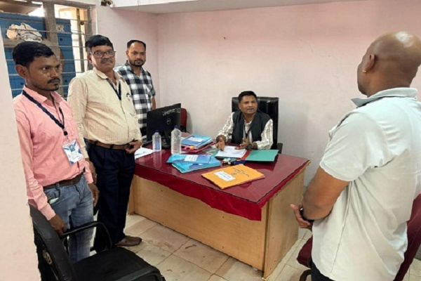 नगर पंचायत माना कैंप : अभ्यर्थियों के प्रस्तुत लेखाओं का व्यय प्रेक्षक ने किया परीक्षण